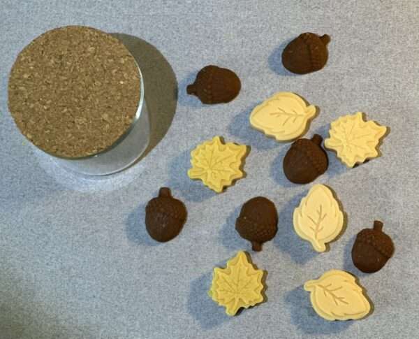 wax melts golden snowflakes leaves and nuts autumn decorative natural soy candle βελανίδια φύλλα φθινόπωρο