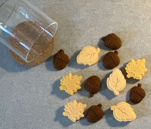 wax melts golden snowflakes leaves and nuts autumn decorative natural soy candle βελανίδια φύλλα φθινόπωρο