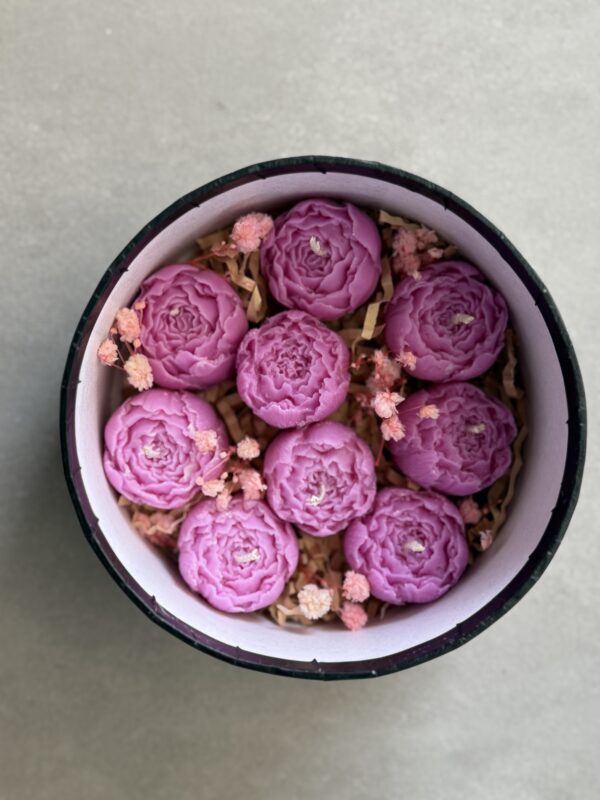 saint valentine's loving natural soy candle hearts roses peonies red flowers bouquet box love φυτικό κερί σόγια άγιος βαλεντίνος ερωτευμένοι καρδιά τριαντάφυλλα λουλούδια παιώνιες κουτί