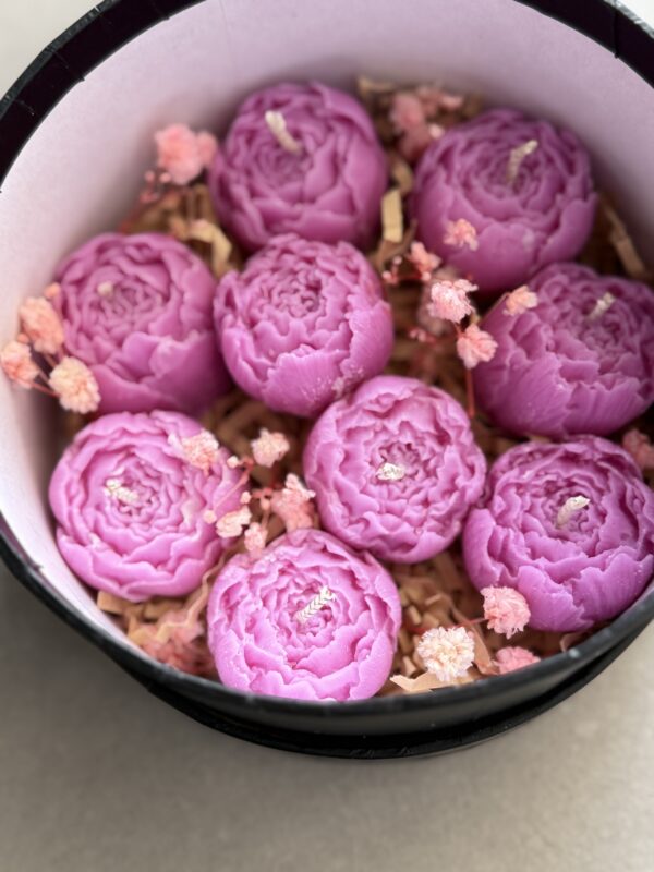 saint valentine's loving natural soy candle hearts roses peonies red flowers bouquet box love φυτικό κερί σόγια άγιος βαλεντίνος ερωτευμένοι καρδιά τριαντάφυλλα λουλούδια παιώνιες κουτί